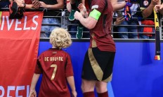 米兰体育在线登录-佛罗伦萨队员被红牌罚下一场比赛