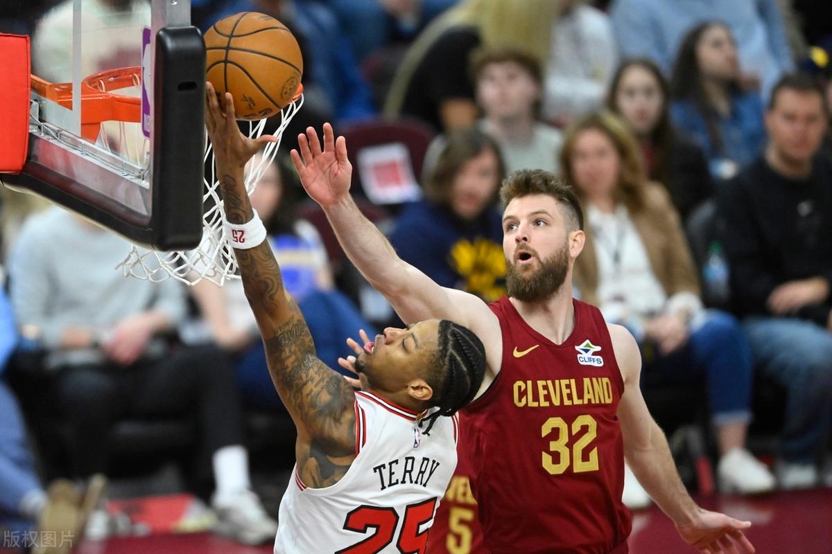 公牛主场大胜骑士，保持不败