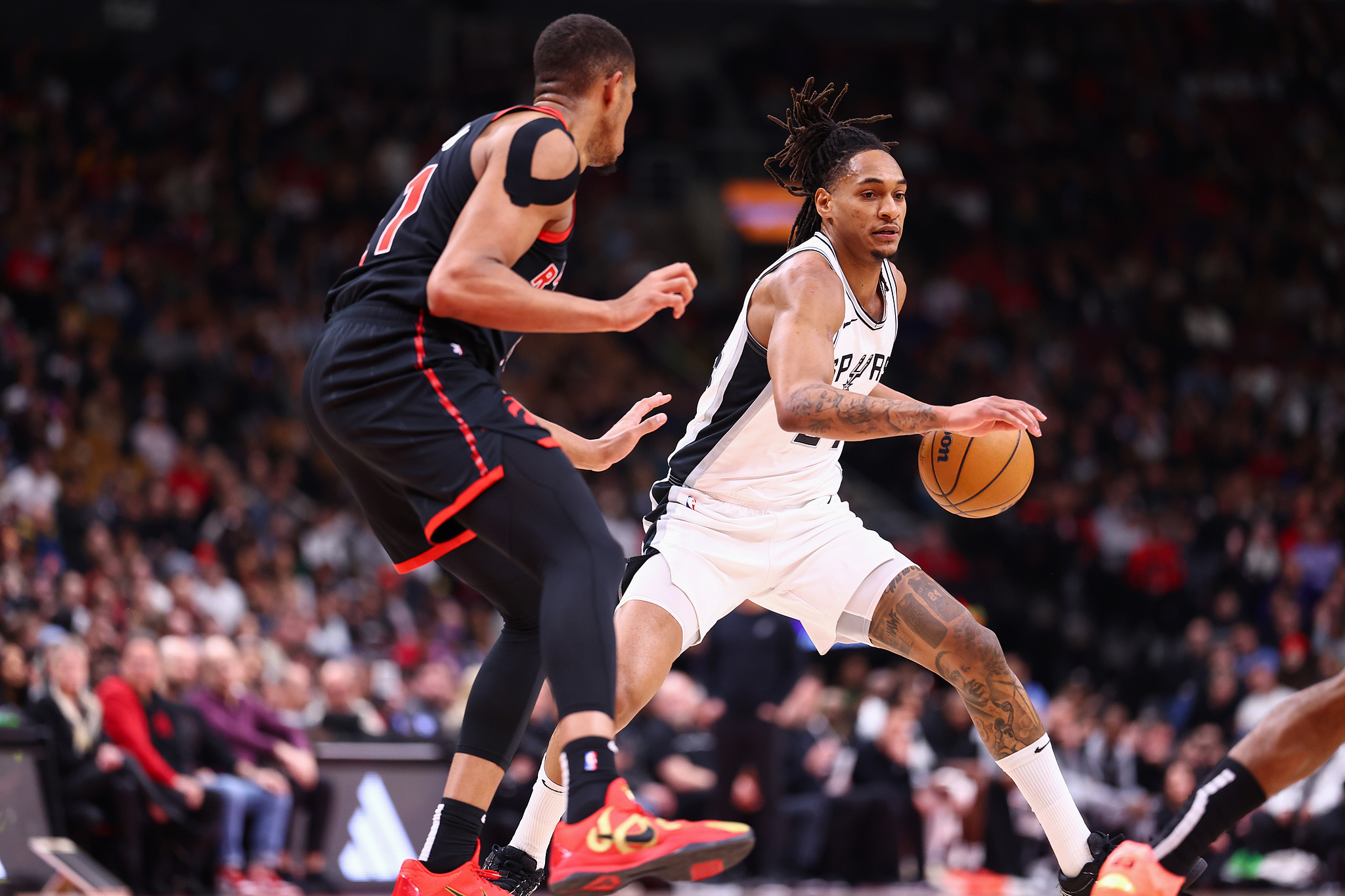 猛龙不敌马刺遭遇失利