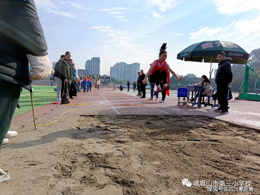 象牙海岸队在比赛中勇夺胜利，挺进决赛