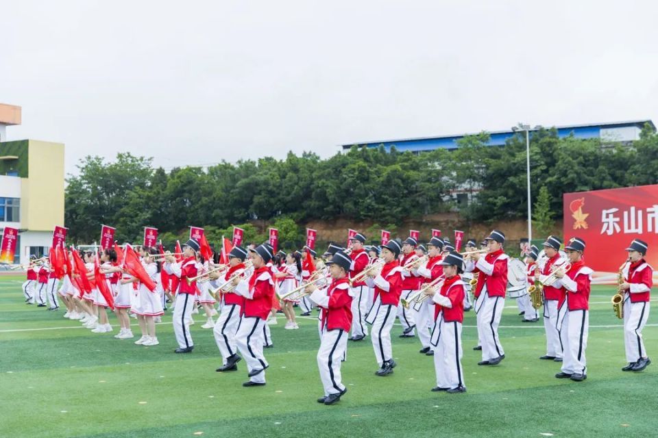 象牙海岸队在比赛中勇夺胜利，挺进决赛