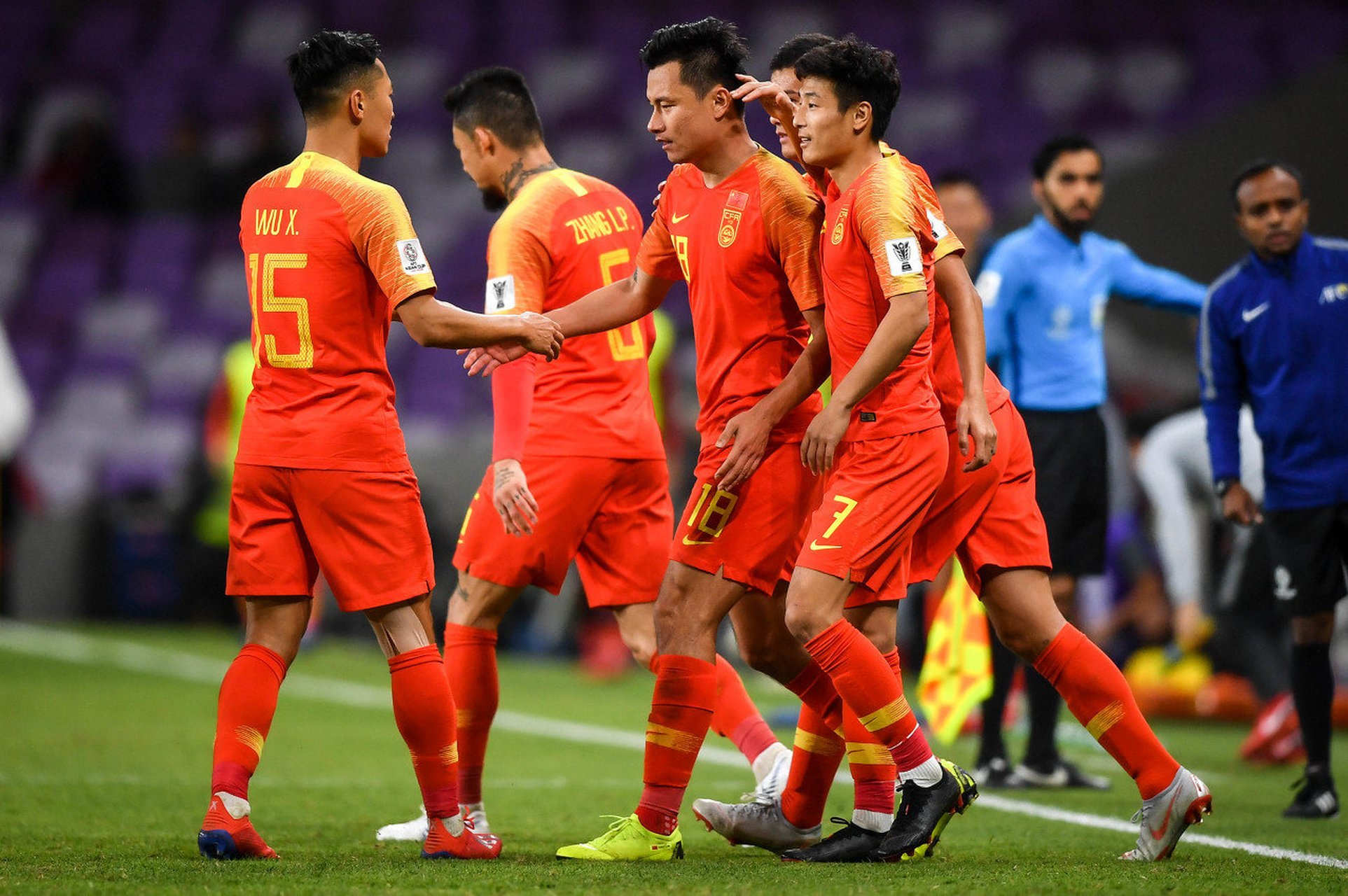 中国足球队在热身赛中迎战强劲对手