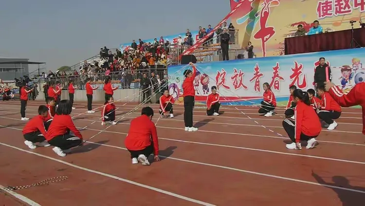 纵情奔放，运动员全力以赴追逐胜利的简单介绍