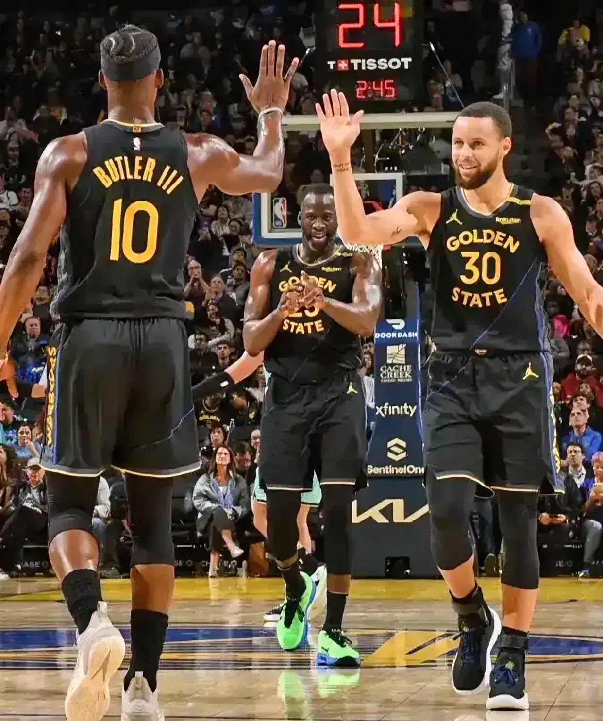 勇士后卫持球寻找空档，发挥出色率队胜出