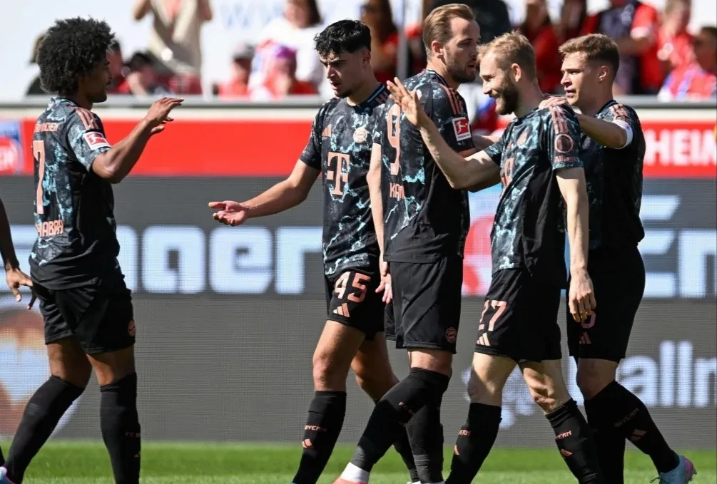 包含巴黎客场胜拜仁，小组头名一锤定音的词条