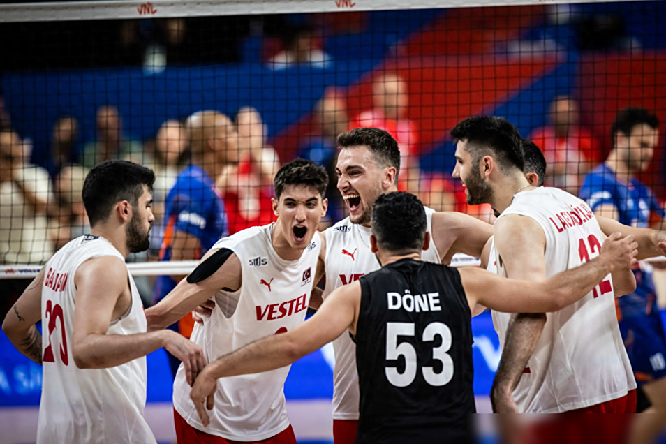 荷兰队客场惨败，出线形势严峻