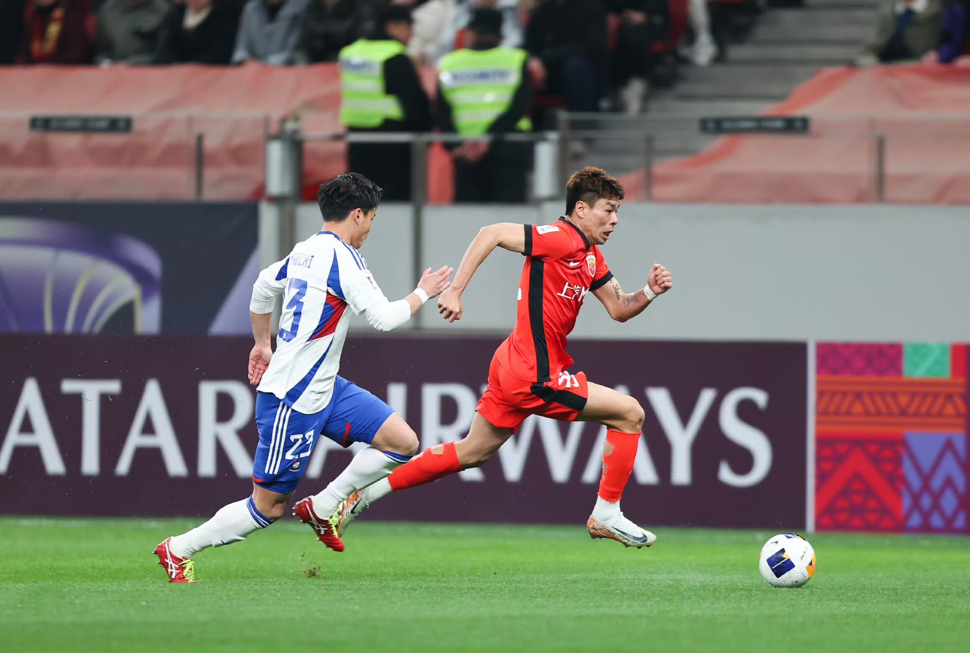 东亚足球俱乐部战胜对手，晋级淘汰赛